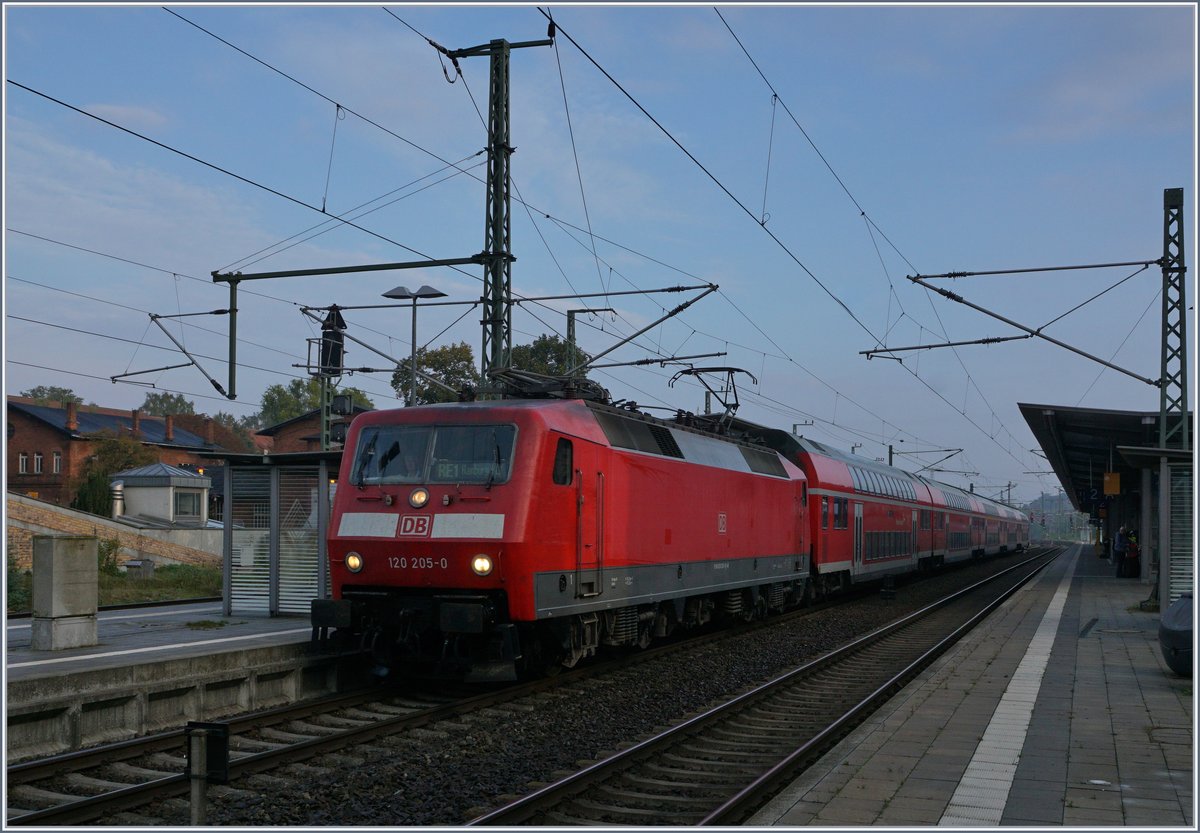 Die DB 120 205-0 mit einem RE von Rostock nach Hamburg beim Halt in Schwerin.
23. Sept. 2017