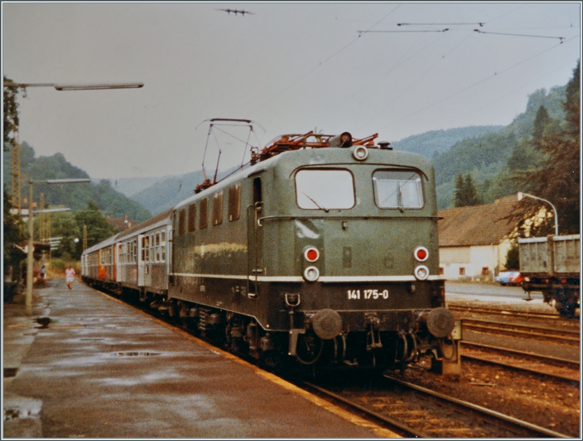 Die DB 141 175-0 wendet mit ihrem Nahverkehszug in Zell in Wiesental für die Rückfahrt nach Basel Bad. Bf.

17.08.1983