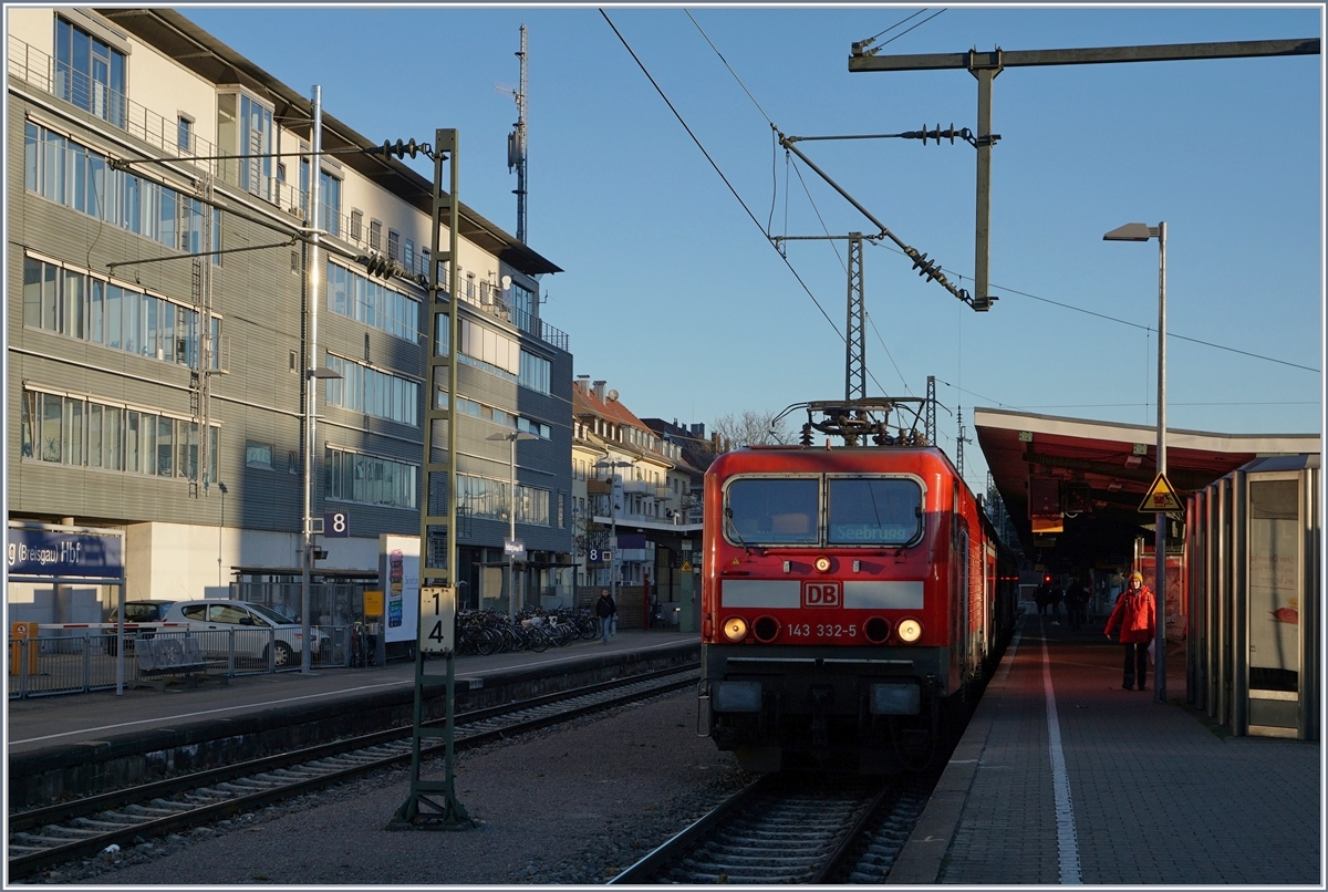 Die DB 143 332-5 wartet mit einer RB nach Seebrugg in Freiburg i.B. auf die Abfahrt. 
29. Nov. 2016