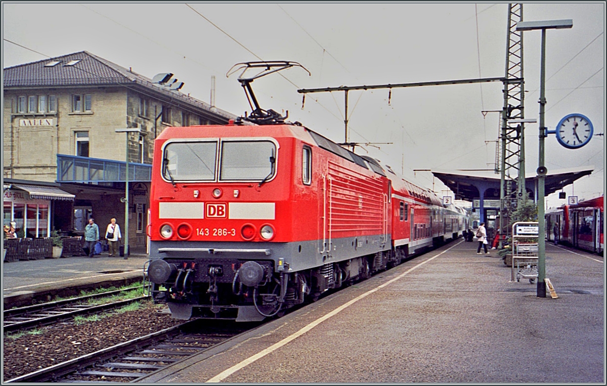 Die DB 143 steht mit einem Doppelstockzug in Aalen. 

Analogbild vom April 2001