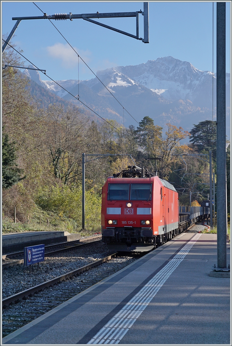 Die DB 185 ist mir dem  Novelis  Güterzug Sierre - Göttingen in Burier vor der Kulisse des Rochers de Naye unterwegs. 

23. Nov. 2023