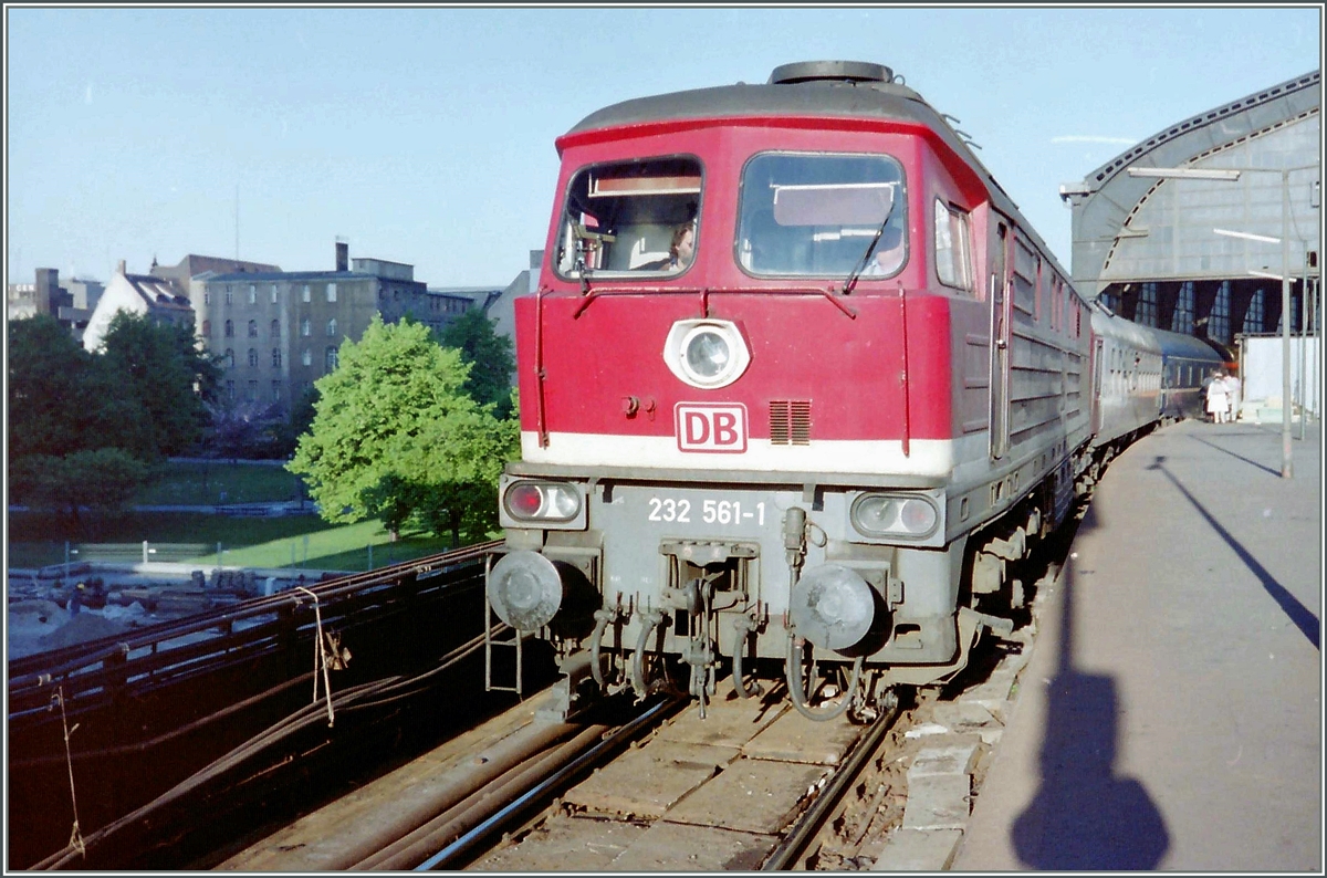 Die  DB  232 561-1 hat einen Nachtzug nach Berlin gebracht und hält hier vor der Weiterfahrt über die Stadtbahn in Berlin Friedrichsstarsse.
April 1994