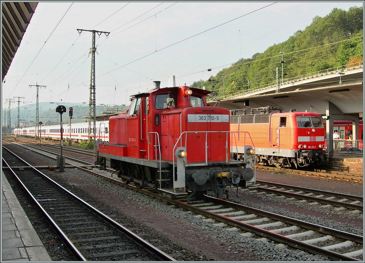 Die DB 363 710-5 in Koblenz, im Hinergrund die DB E 181 212-2 mit einem IC nach Luxembourg.
23. Sept. 2006