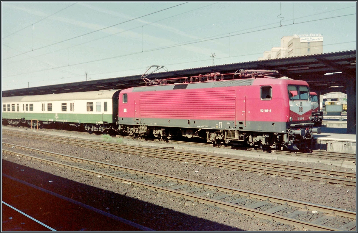 Die DR 112 108-6 in Berlin Lichtenberg. 

3. Mai 1994