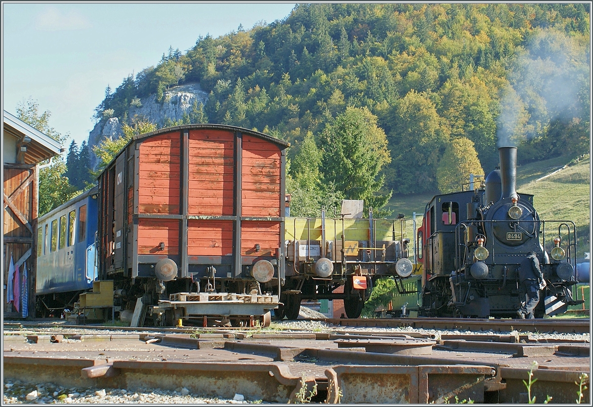 Die E 3/3 8494 wird in Le Pont für ihre Fahrt mit dem Dampfextrazug der CTVJ Compagnie du Train à Vapeur de la Vallée de Joux zurecht gemacht.
Das Bild entstand im frei zugänglichen Museumsareal der CTVJ Compagnie du Train à Vapeur de la Vallée de Joux in Le Pont.

4. Oktober 2009 