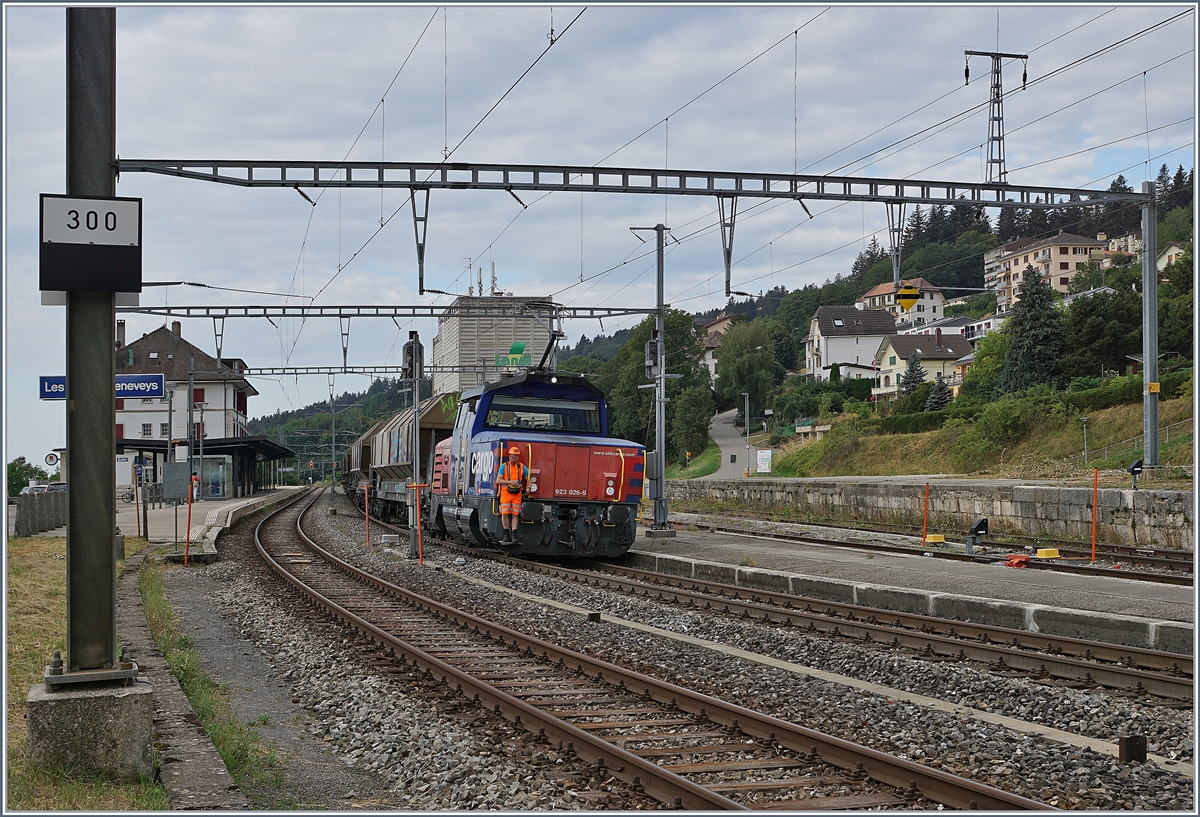 Die Eem 923 026-9  Hofberg  beim Manöver der Tagnpps in Les Hauts-Geneveys: drei Wagen werden zur Beladung bei der Landi (Gleis 4) verschoben, während drei weitere in der Zwischenzeit auf Gleis drei abgestellt werden. Das Neigeschild links im Bild zeigt, wie sparsam beim Bau der Strecke mit eben Abschnitten (in den Bahnhöfen) umgegangen wurde, um bei der Führung der Strecke mit einer Spitzkehre und 27 Promille Steigung doch den nötigen Höhenunterschied zu verschaffen.

12. August 2020
