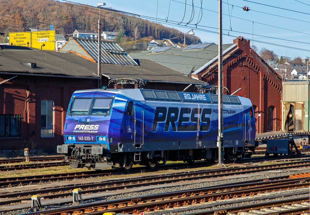 Die ehemalige Schweizerin, ex SBB Cargo Re 481 003-2, ex MThB Re 486 653-9....
Die 145 030-7  20 Jahre PRESS Pressnitztalbahn  eigentlich die 145 085-7 (91 80 6145 085-7 D-PRESS) der PRESS - Eisenbahn-Bau- and Betriebsgesellschaft Pressnitztalbahn mbH (Jöhstadt), ex SBB Cargo Re 481 003-2, ex MThB Re 486 653-9, ist am 12.11.2021 beim Hauptbahnhof Siegen abgestellt.

Die TRAXX F140 AC wurde 2000 von ADtranz (ABB Daimler-Benz Transportation GmbH) in Kassel unter der Fabriknummer 33380 gebaut und an die MThB (Mittelthurgaubahn AG) als Re 486 653-9 geliefert. Bedingt durch die Liquidierung der MThB wurde die Lok 2002 an die SBB Cargo verkauft und als 481 003-2 umgezeichnet. Zudem wurden die Loks auf den ausschließlichen in Deutschland umgestellt (u.a. Stromabnehmer mit breiter Wippe). Im Jahr 2005 wurde sie dann, wie weitere Re 48er, an die MRCE verkauf und vorerst als 481 003-2 geführt und an war an die HGK - Häfen und Güterverkehr Köln AG vermietet. Im Jahr 2007 wurde sie dann an die Press verkauft. 

TECHNISCHE DATEN:
Hersteller: ADtranz (später Bombardier)
Baujahre:  1997–2001 (103 Stück TRAXX F140 AC)
Spurweite: 1.435 mm (Normalspur)
Achsanordnung: Bo`Bo`
Länge über Puffer: 18.900 mm
Drehzapfenabstand:  10.400 mm
Achsabstand im Drehgestell: 2.600 mm
Dienstgewicht: 80 t 
Radsatzlast: 20 t
Max. Leistung:  5.400 kW
Dauerleistung:  4.200 kW (5.700 PS)
Anfahrzugkraft: 300 kN
Dauerzugkraft: 265 kN
max. elektrische Bremskraft: 150 kN
Höchstgeschwindigkeit: 140 km/h
Antrieb: Tanzlagerantrieb
Anzahl der Fahrmotoren: 4 vom Typ BAZu 8871/4i (Drehstrom- Asynchron)
Bauart der Bremsen: KE-GPR-E mZ (D) (ep)
Fahrdrahtspannung: 15 kV 16,7 Hz 
