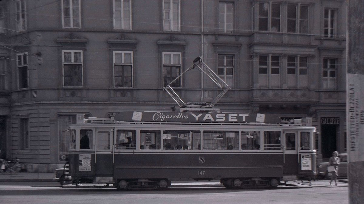 Die ehemalige Tramlinie 1 (Betriebseinstellung 11.Oktober 1965): Wagen 147 war nur f�r stehende Bedienung eingerichtet. Laupenstrasse, beim Hirschengraben, Sp�tsommer 1965 