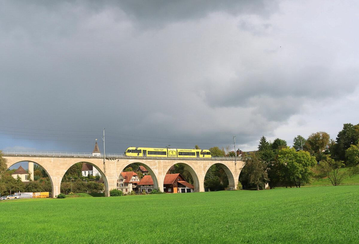 Die einstige MThB-Strecke zwischen Wil und Weinfelden: der gelbe Thurbo GTW 2/6 707 erscheint von Bussnang her auf dem grossen Viadukt. 6.Oktober 2021  