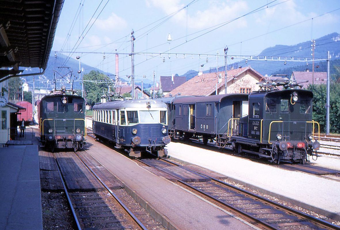 Die Endstation Balsthal der OeBB in früheren Zeiten. Am 19.August 1969 stehen dort die beiden Kleinlokomotiven 102 unad 103 und der einstige Be2/4 721 der Lötschbergbahn-Gruppe, jetzt als OeBB 201. 