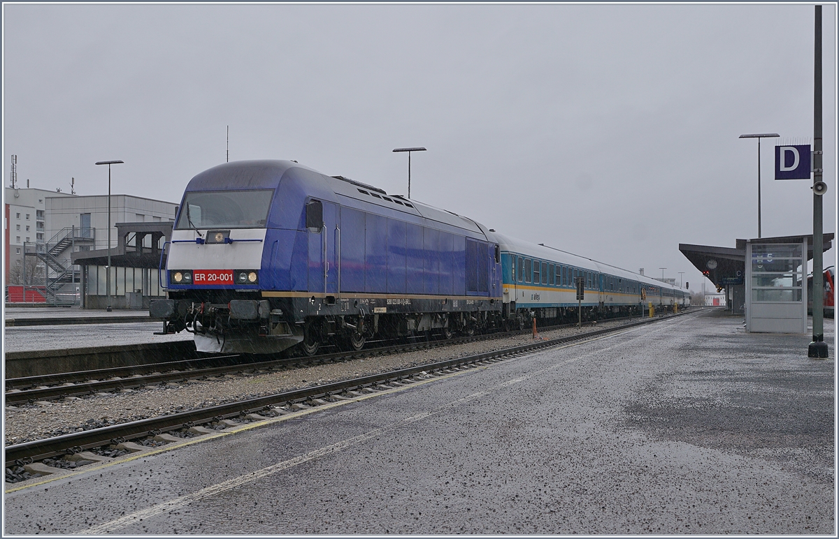 Die ER 20-001 (V 223) wartet mit einem Alex in Kempten auf die Abfahrt nach Lindau.


15. M�rz 2019