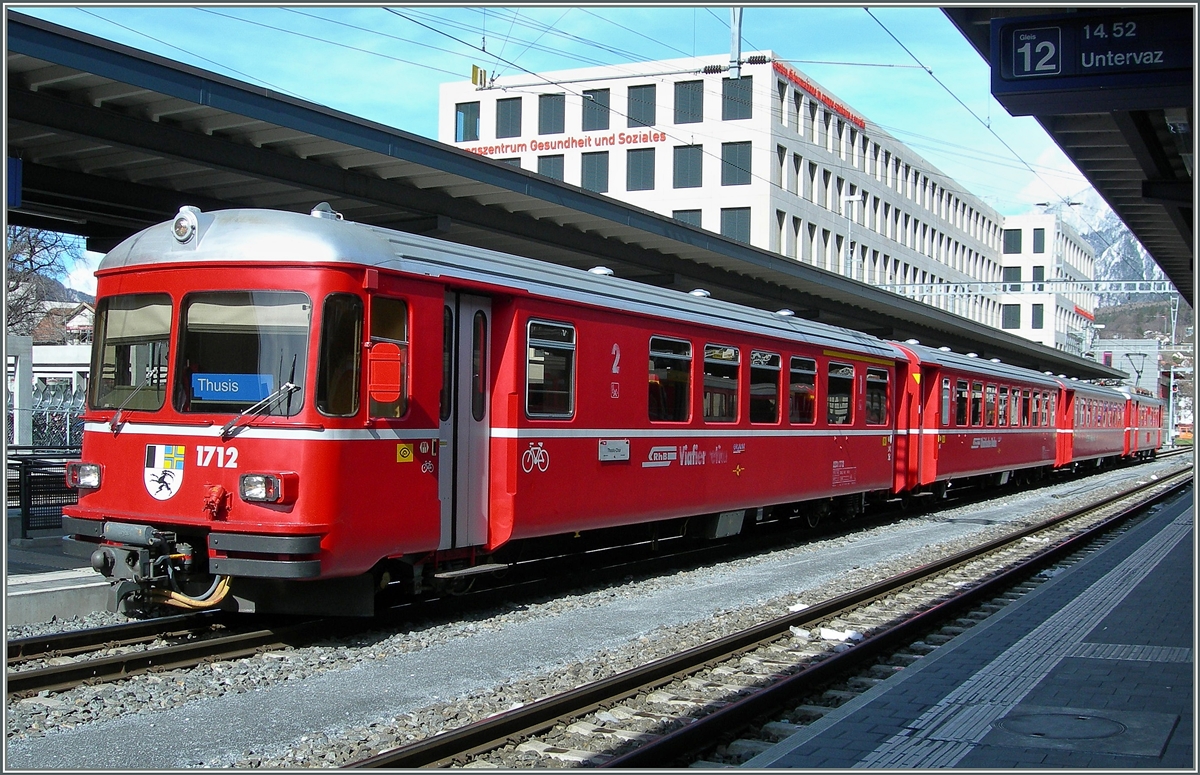 Die formschönen, aber schon etwas in die Jahre gekommen  Vorortstriebzüge  besorgen den  S-Bahn-Verkehr  um Chur.
22. März 2008   