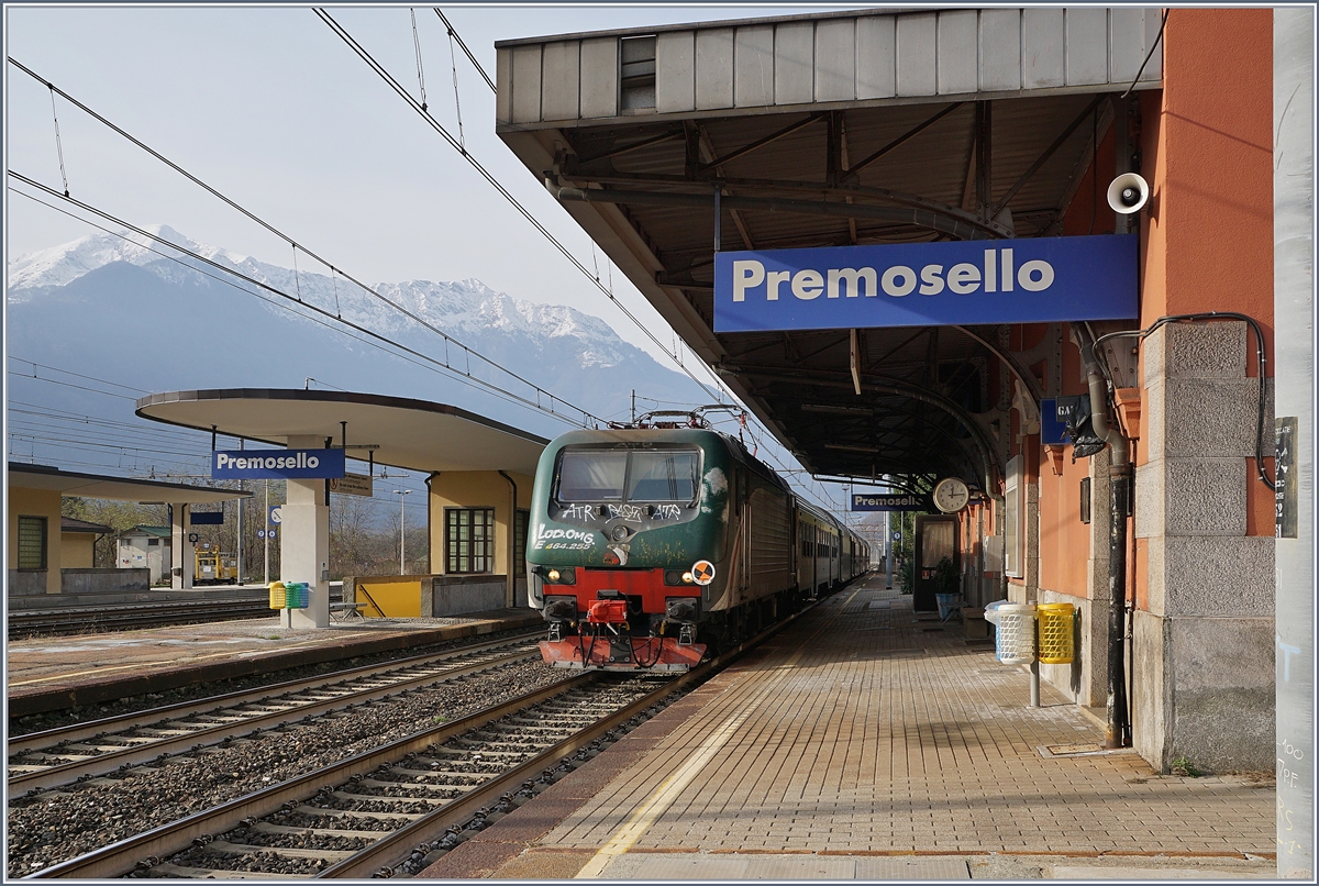 Die FS 464.255 mit einem Regionalzug nach Milano in Premosollo Chiavenda.
29. Nov. 2018