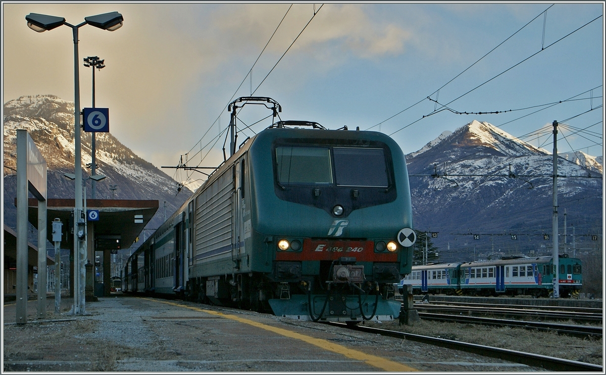 Die FS Trenitalia E 464 240 wartet mit einem Trenord Zug in Domodossola auf die Abfahrt in Richtung Milano. 

24. Jan. 2014