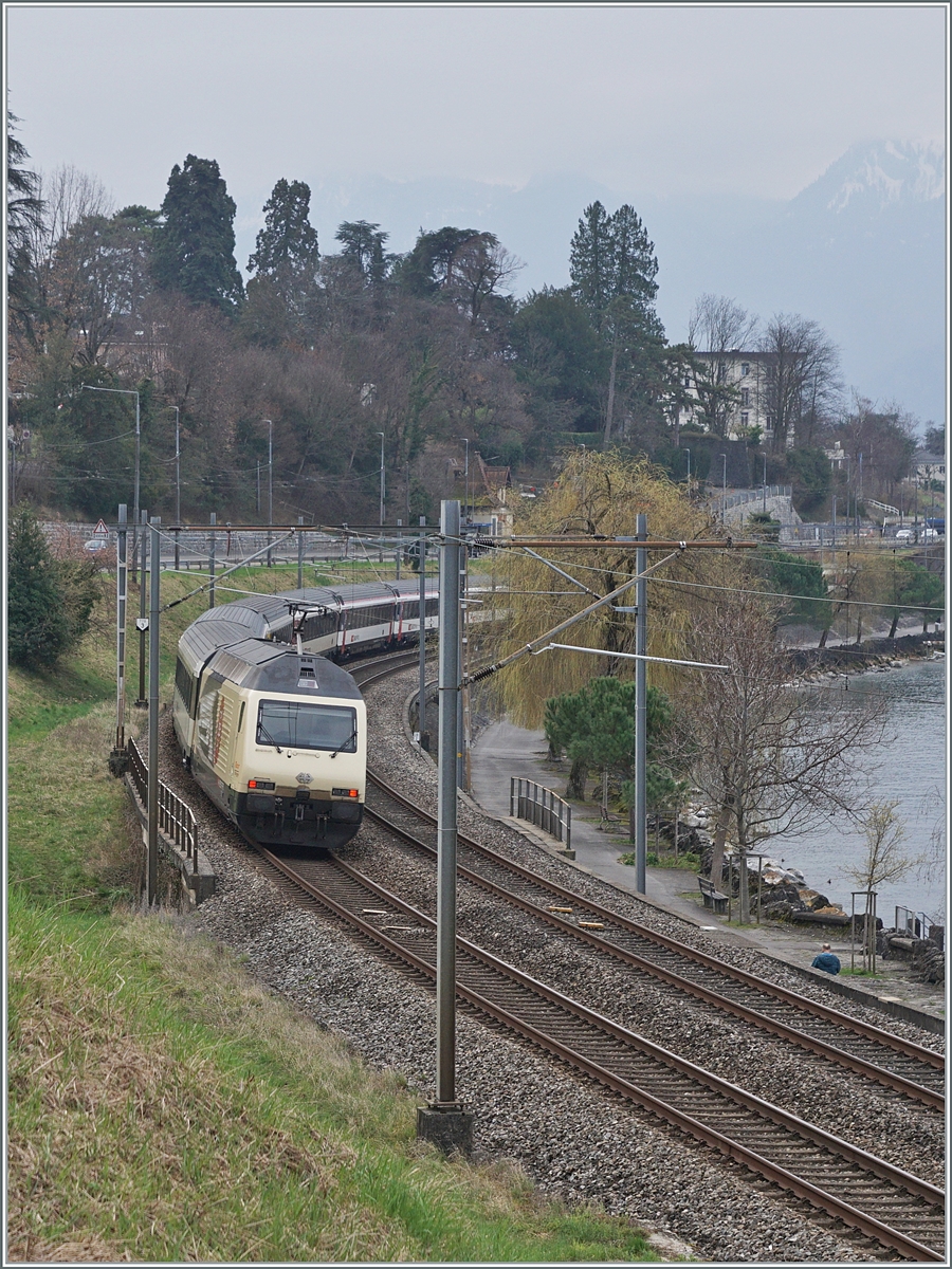 Die für „175 Jahre Schweizer Bahnen“ werbende SBB 460 019 schiebt den IR 90 1815 bei Villeneuve in Richtung Brig.

28. Februar 2024
