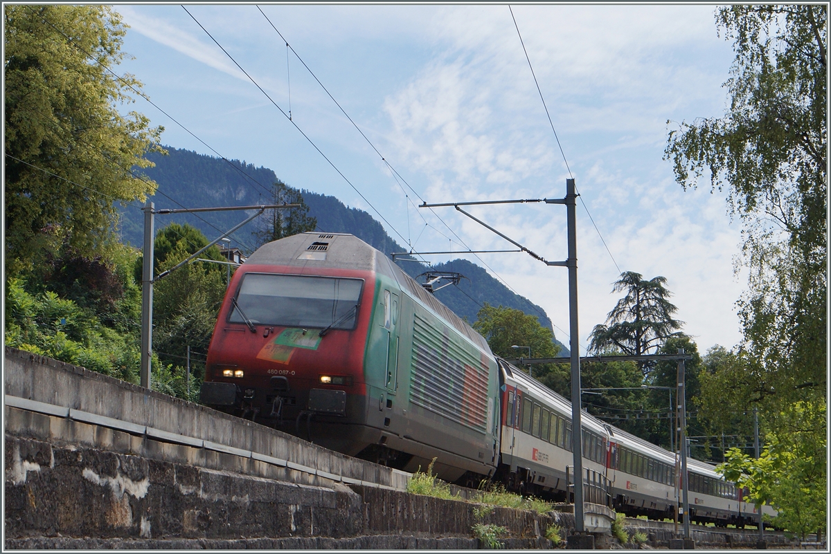 Die für  Reka  werbende SBB Re 460 037-6 mit einem IR kurz nach Villeneuve.
12. Aug. 2014