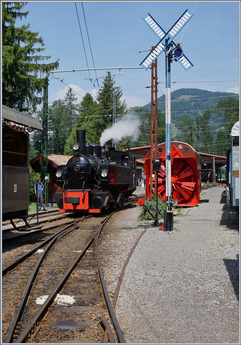 Die G 2 x 2/2 105 beim Rangieren in Chamby. 
1. August 2017
