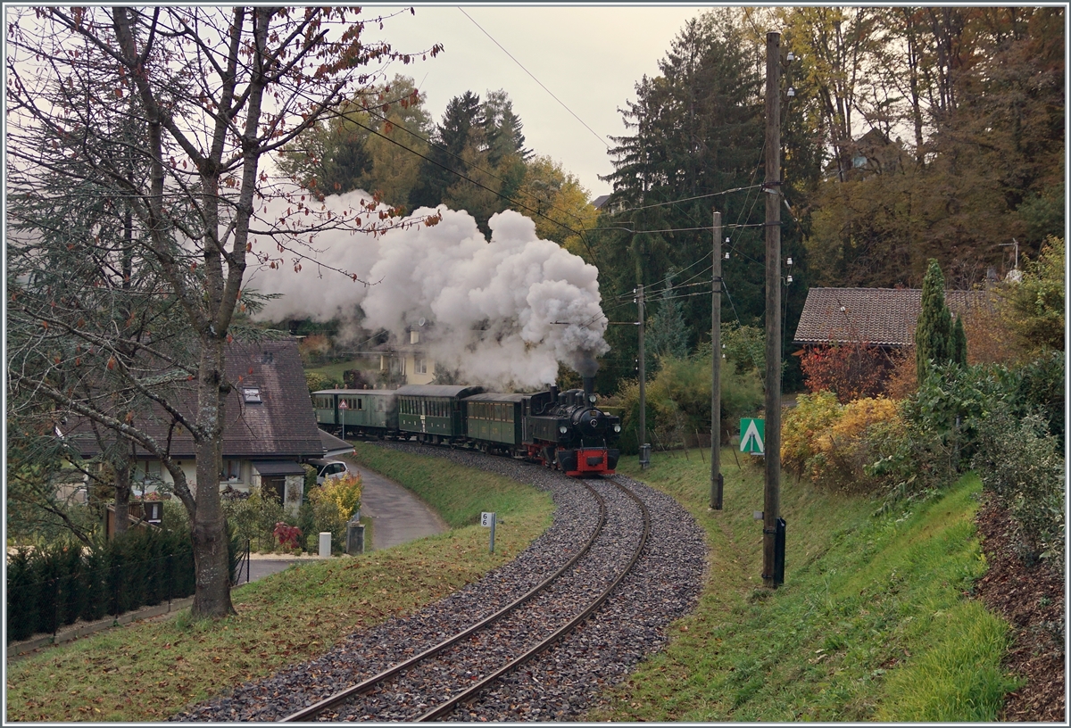Die G 2x 2/2 105 kurz nach der Abfahrt in Blonay, in der Steigung nach Chantemerle. 

30. Oktober 2021