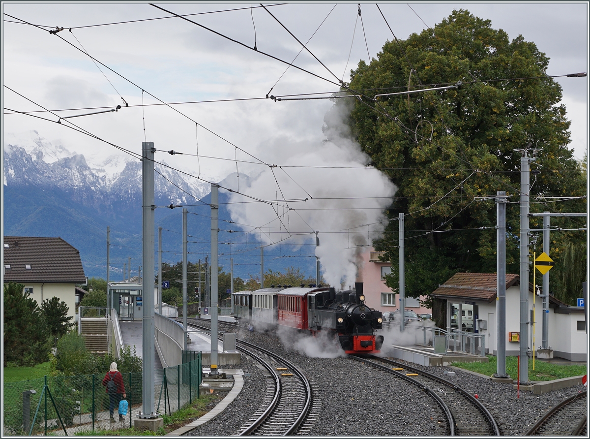 Die G 2x 2/2 105 ist mit ihrem Riviera Belle Epoque Zug nach Chaulin im neu gestalteten Bahnhof von St-Légier Gare angekommen.

27. Sept. 2020