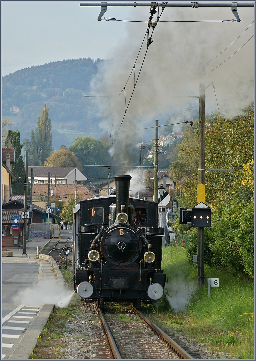 Die G 3/3 N° 6 dampft bei Blonay mit ihrem (nicht zu sehenden) Personenzug in Richtung Chamby.

20. Okt. 2019