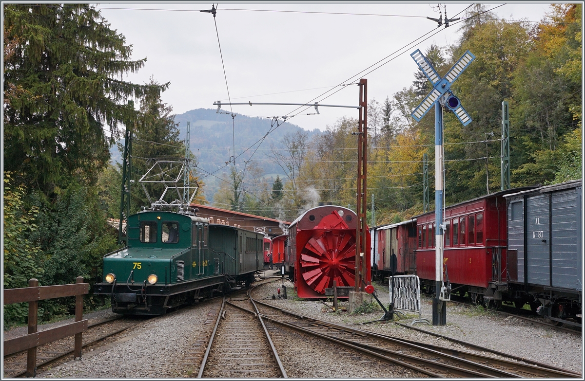 Die +GF+ Ge 4/4 75 (Baujahr 1913) erreicht mit ihrem Personenzug den Museumsbahnhof vom Chaulin. 

18. Okt. 2020