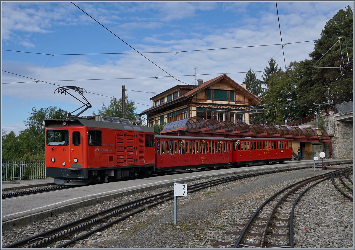 Die Hem 2/2 12 mit dem  Belle Epoque  Zug auf dem Weg zum Rochers de Naye beim Halt in Glion.
16. Sept. 2017
