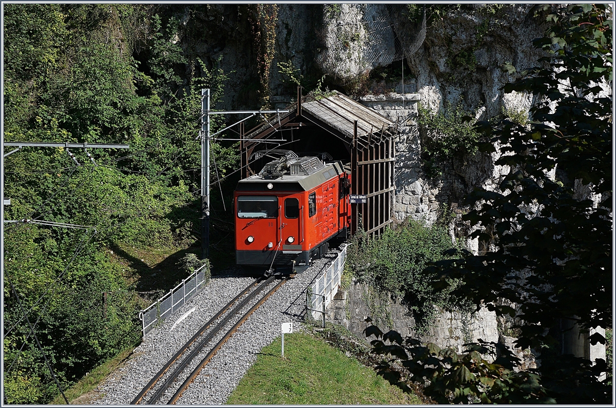 Die kleine Hem 2/2 11 verlässt den 386 Meter langen Valmont Tunnel bei Toveyre.
13. Aug. 2017