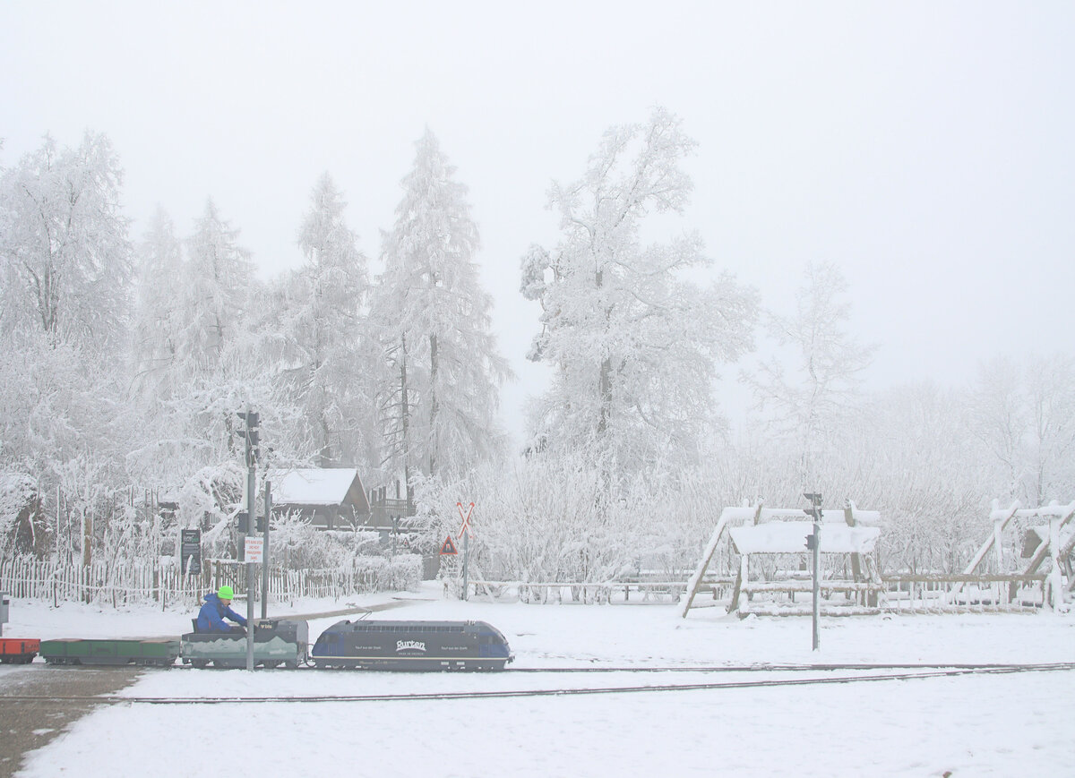 Die Kleineisenbahn auf dem Gurten: Ausfahrt bei eisigen Temperaturen. BLS Re 465 009 in Miniformat. 13.Januar 2024 