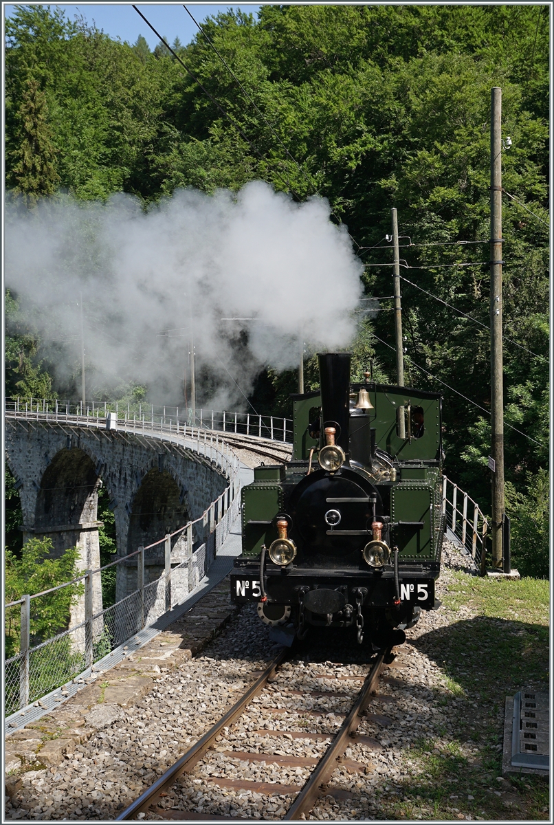 Die LEB G 3/3 N° 5 (Baujahr 1980) verlässt bei Vers Chez Rober den Baye de Clarens Viadukt. 

4. Juni 2022