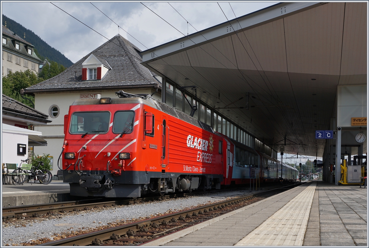 Die MGB HGe 4/4 II 4 wartet in Disentis mit ihrem Glacier Express auf die Weiterfahrt nach Zermatt. 

16. SEp.t 2020