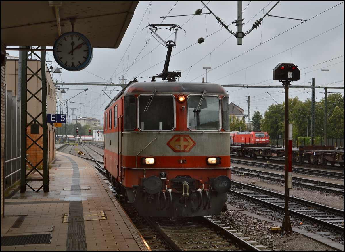 Die mit dem besonderen �u�eren. Re 4/4 II 11109 im Swiss Express Design ist heute eine Rarit�t. Ausnahmsweise im August 2014 in Singen zu bewundern.