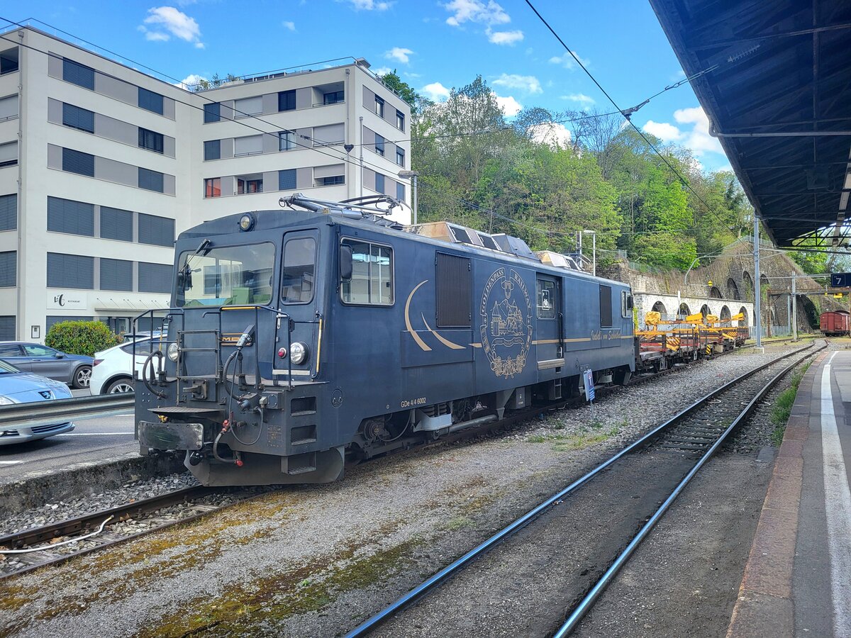 Die MOB GDe 4/4 6002 steht mit einem leeren Schienentrasportzug abgebügelt in Vevey.
12 April  2025