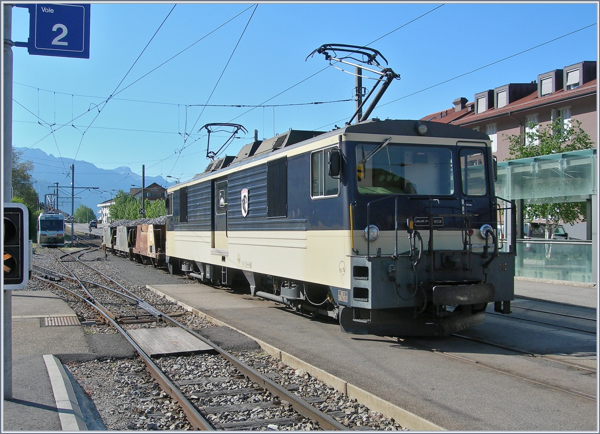 Die MOB GDe 4/4 6004  Interlaken  wartet mit einem Schotterzug in Blonay auf die Weiterfahrt Vevey.

23. Mai 2019