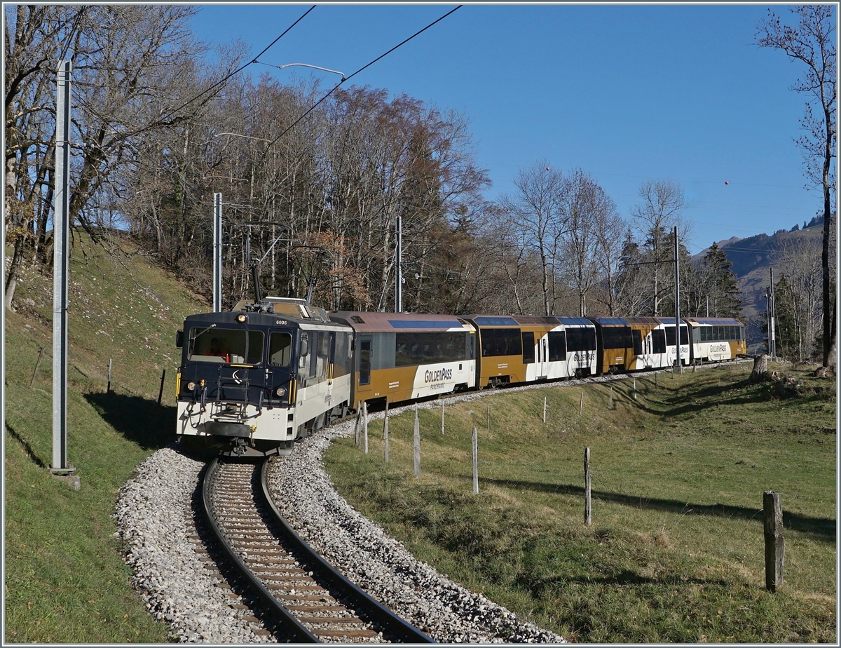 Die MOB GDe 4/4 6005 mit einem MOB Panoramic Express von Montreux nach Zweisimmen zwischen Les Sciernes und Montbovon. 

26. Nov. 2020