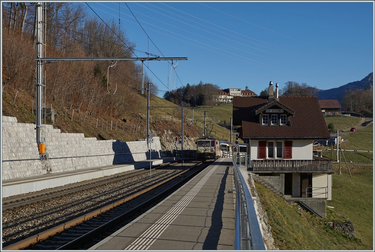 Die MOB GDe 4/4 6006  Aigle les Murailles  ist mit ihrem MOB GoldenPass Panoramic bestehend aus dem Bs 222, Bs 234, Bs 233 und BDs 224 (wobei letztere entgegen der Bezeichnung über 1.Klasse Sitze verfügt) auf dem Weg von Zweisimmen nach Montreux und dabei auf der Durchfahrt in Les Sciernes.

26. Nov. 2020