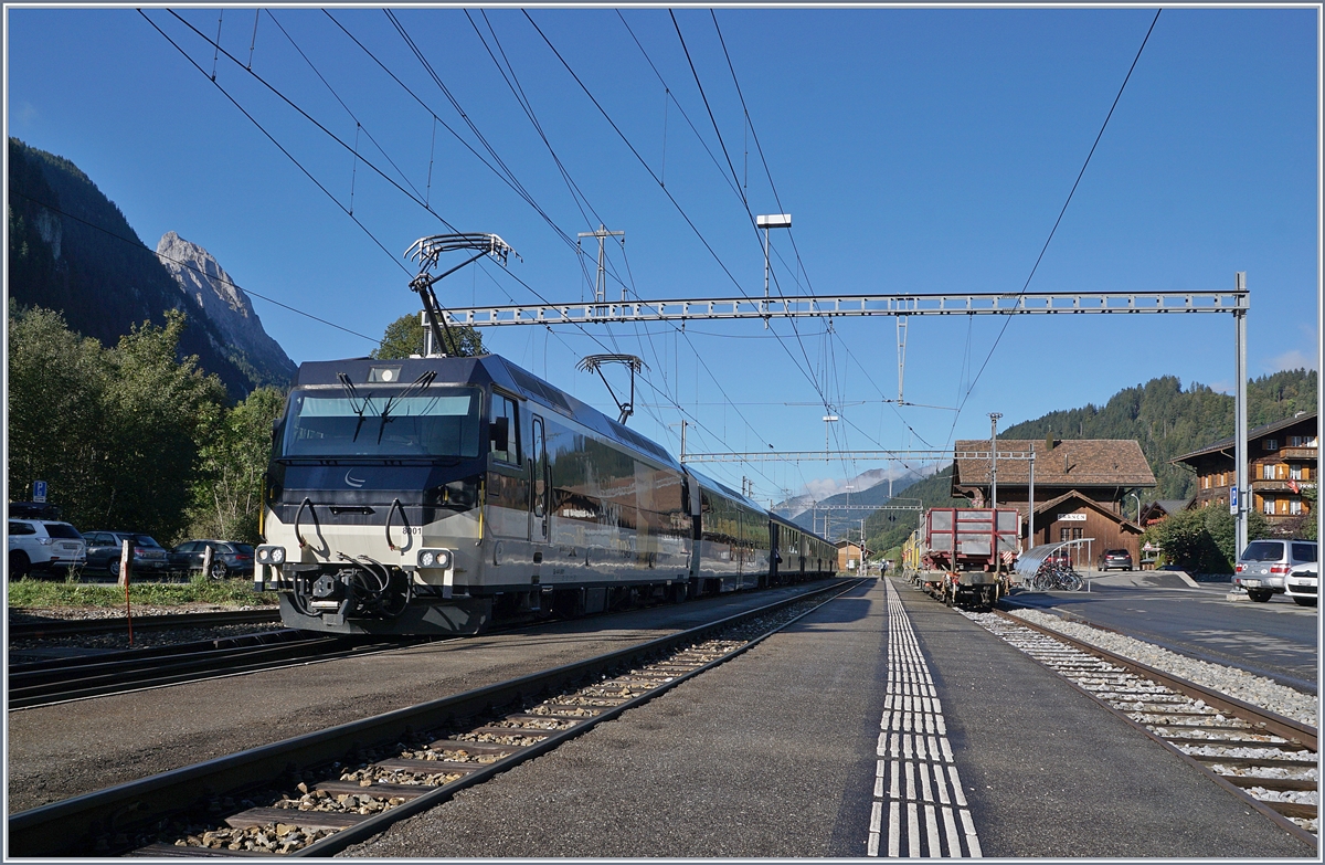 Die MOB Ge 4/4 8001 mit dem MOB Belle Epoque Zug beim Halt in Saanen. Normalerweise wird dieser Zug mit zwei Alpina-Triebwagen (Sandwich) geführt, wobei er mit der Ge 4/4 natürlich weitaus besser aussieht.

3. Okt. 2019