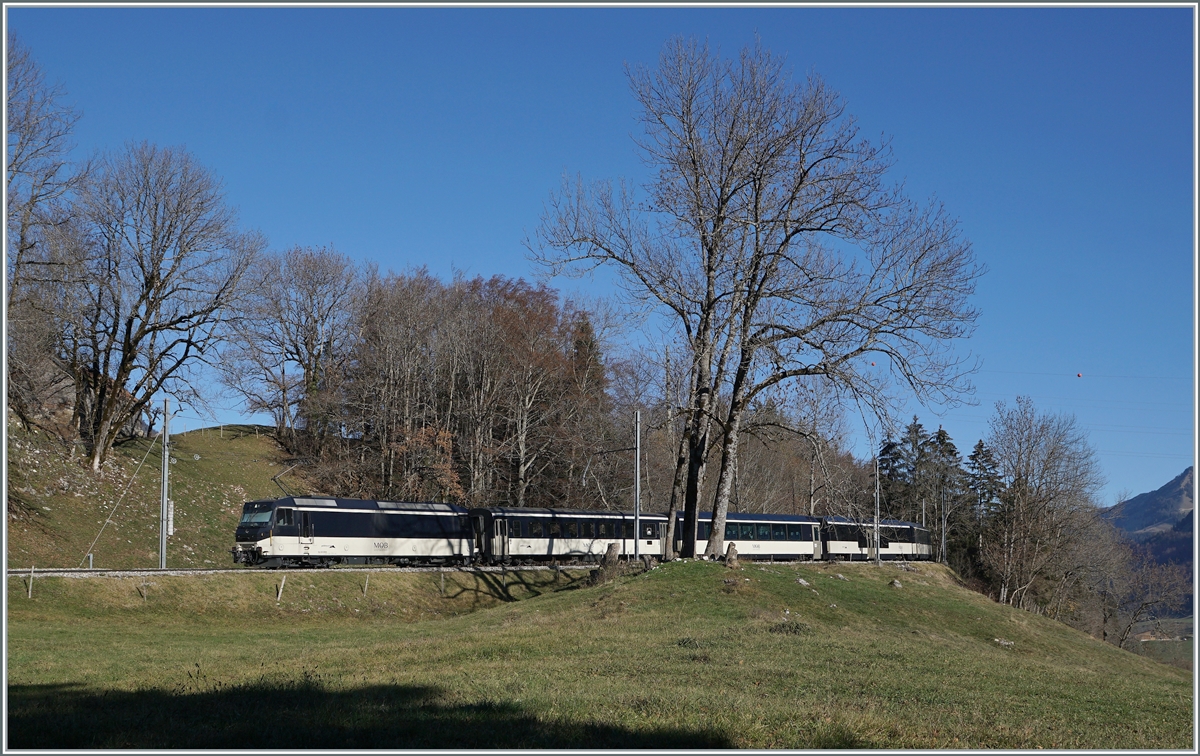 Die MOB Ge 4/4 8004 mit einem MOB Panoramic Express von Zweisimmen nach Montreux zwischen Montbovon und Les Sciernes. 

26. Nov. 2020