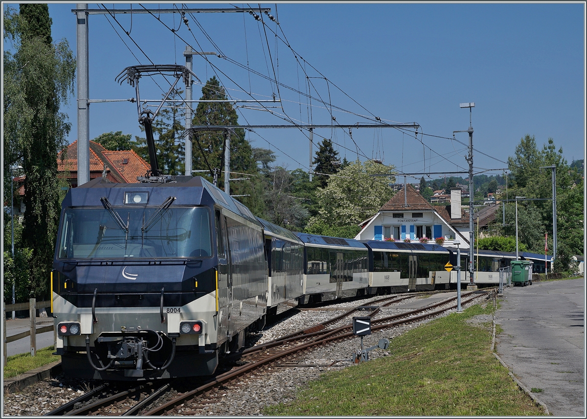 Die MOB Ge 4/4 8004 schieb ihren Golden Pass Panoramic bei Fontanivent in Richtung Montreux.

18. Mai 2020