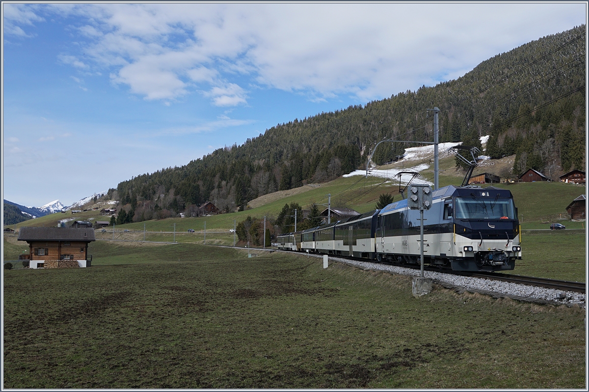 Die MOB Ge 4/4 Serie 8000 mit einem Panoramic-Zug bei Flendruz.
2. April 2018