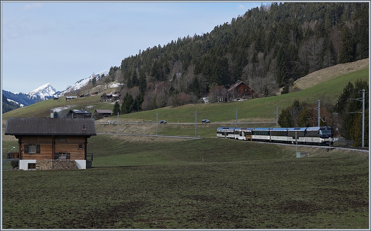 Die MOB Ge 4/4 Serie 8000 mit einem Panoramic-Zug bei Flendruz.
2. April 2018