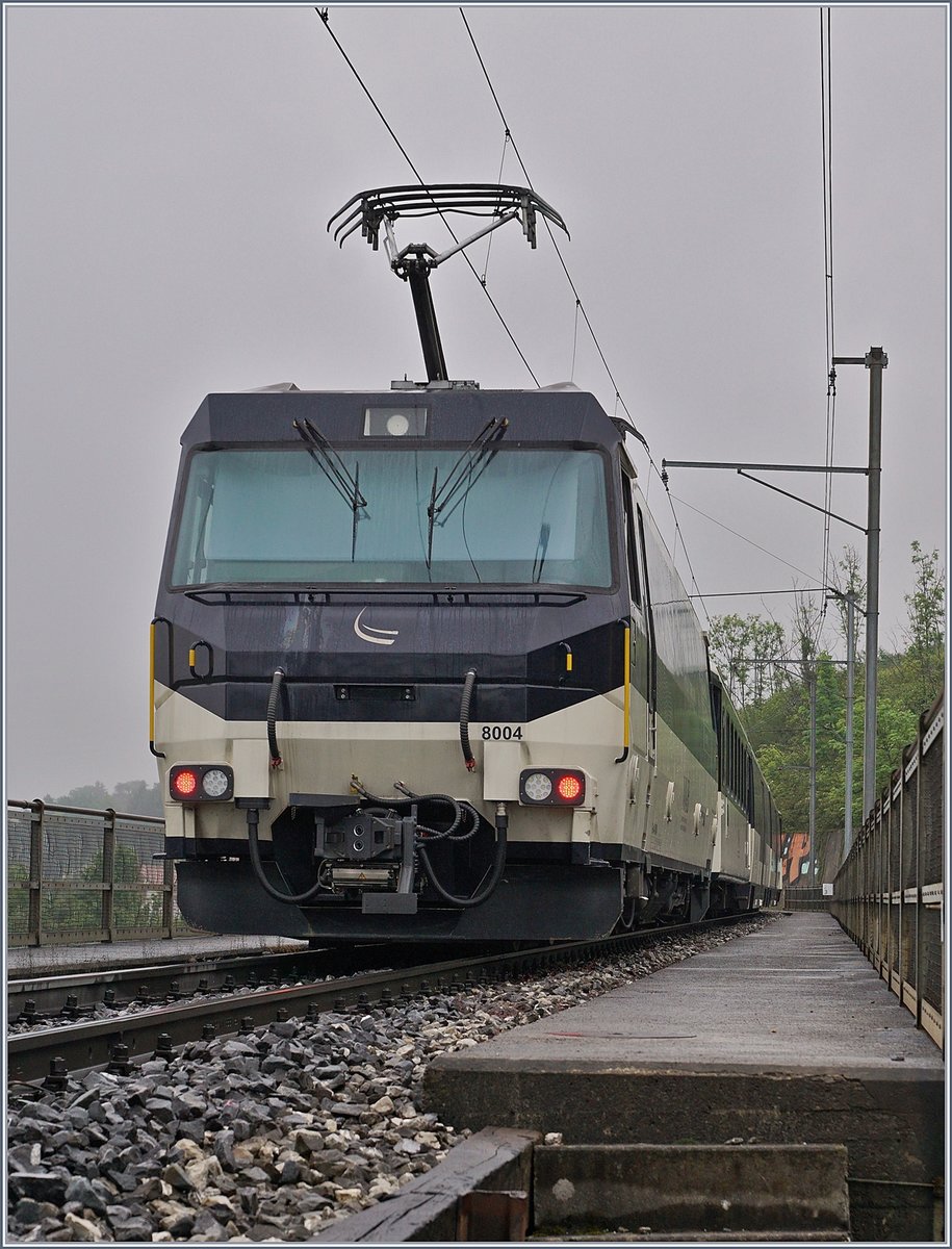 Die MOB Ge4/4 8004 schiebt den MOB Panoramic Express von Montreux nach Zweisimmen bei Le Châtelard VD über die Autobahnbrücke der A9.

15. Mai 2020