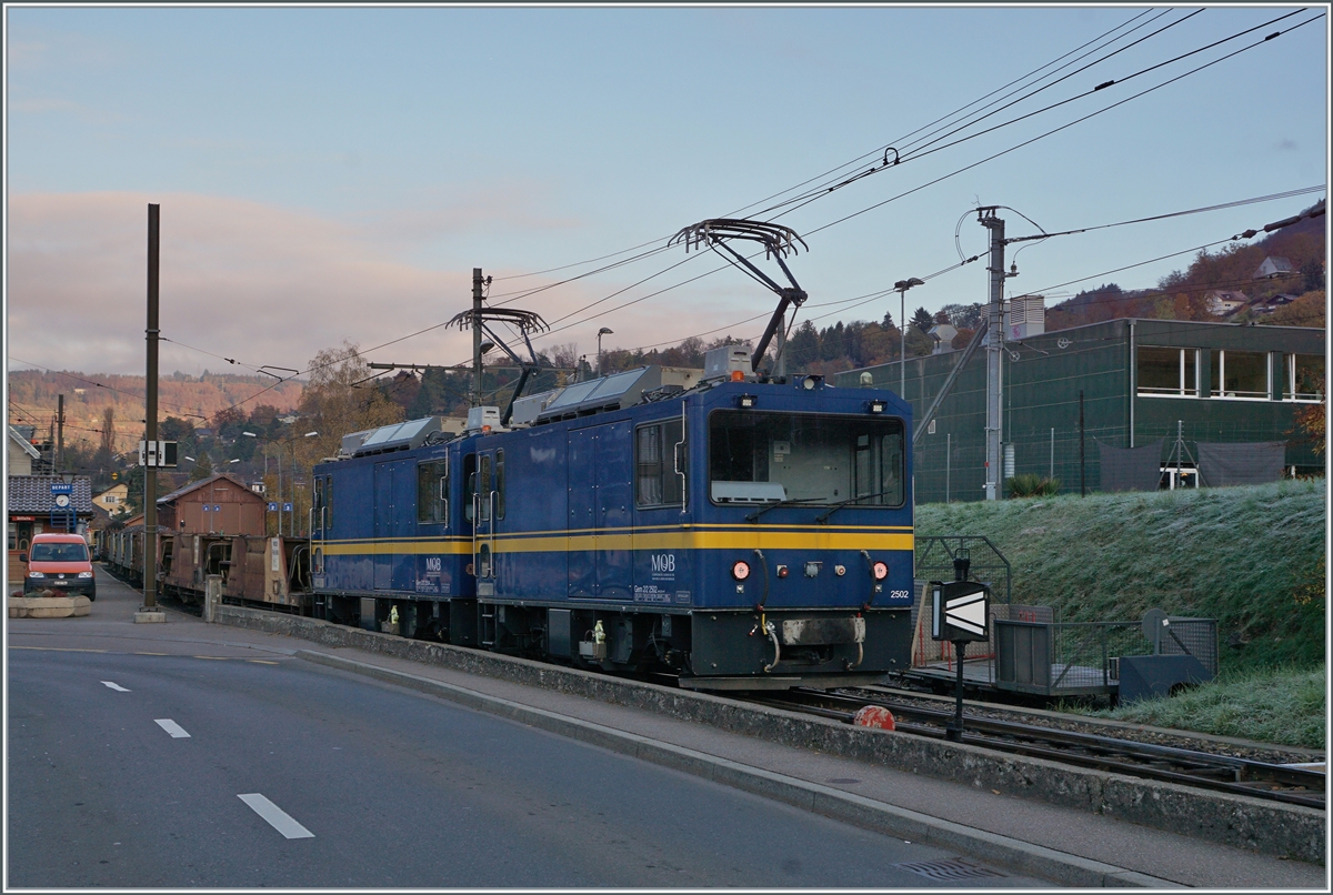 Die MOB Gem 2/2 2502 und 2503 stehen mit einem recht langen Schotterwagenzug in Blonay.

9. Nov. 2021