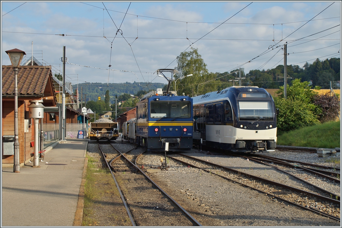 Die MOB Gem 2/2 2504 rangiert in Blonay Schotterwagen.

27. August 2021