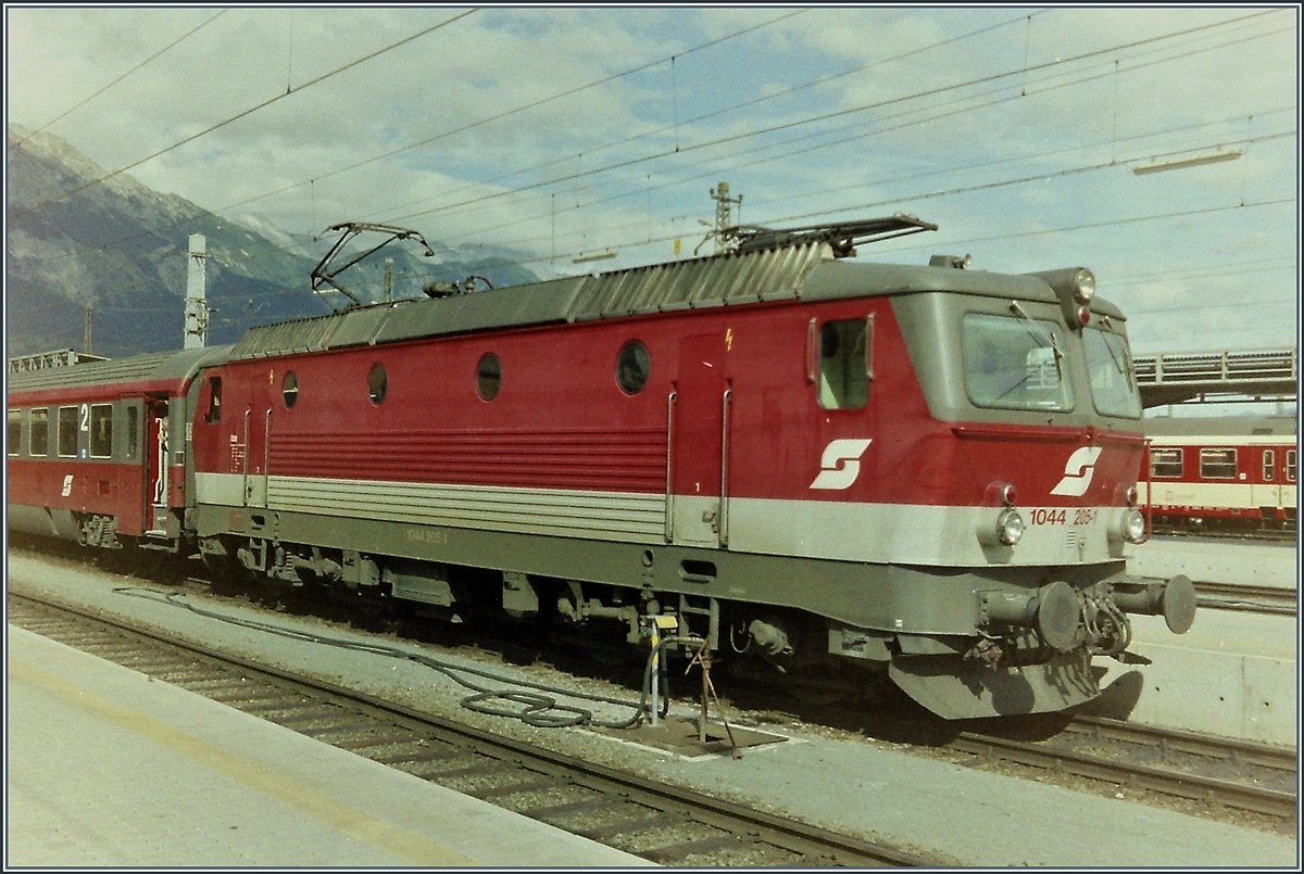 Die ÖBB 1044 205-1 in Innsbruck. 

September 1993