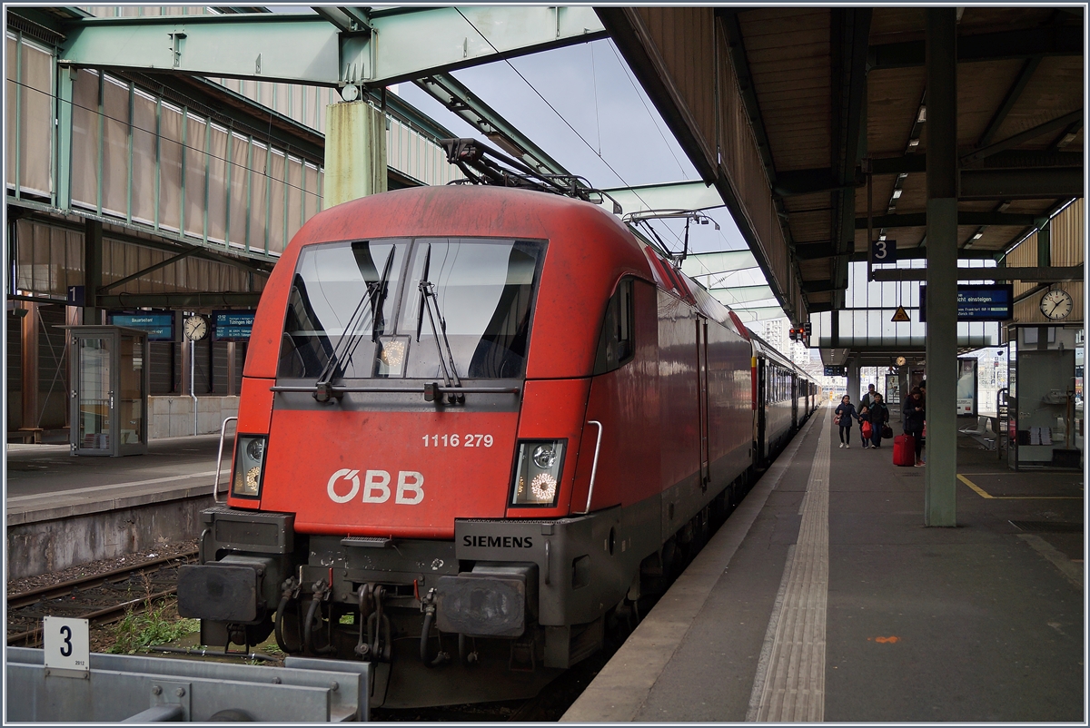 Die ÖBB 1116 279 ist mit ihrem IC aus Zürich (den sie in Singen übernahm) in Stuttgart eingetroffen. 

02. Jan. 2018