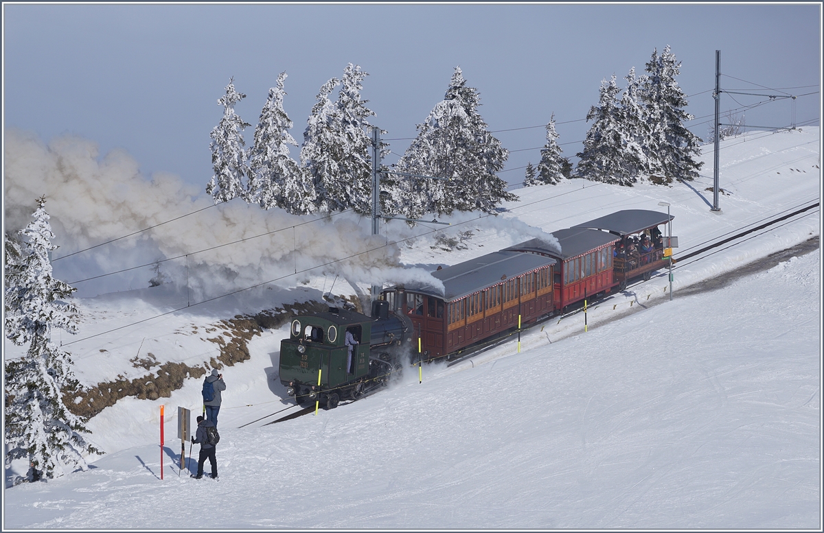 Die RB (Rigi Bahnen) H 2/3 16 erreicht mit ihrem Dampfzug 1223 Rigi Staffel.
24. Feb. 2018 