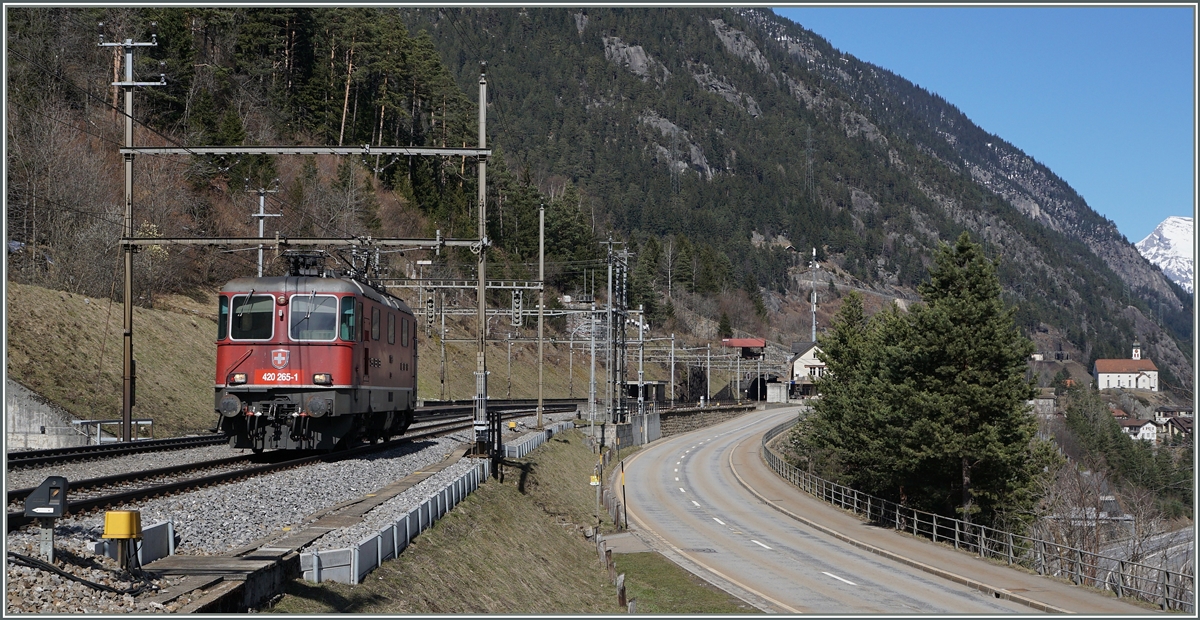 Die Re 420 265-1 im Schiebelokeinsatz fährt nach Erstfeld zurück, hier bei der Durchfahrt in Wassen.
17. März 2016