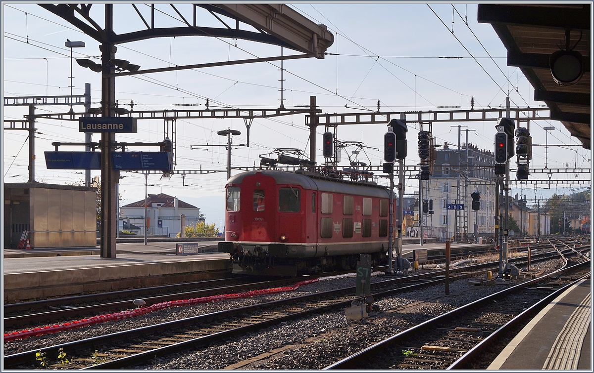 Die Re 4/4 I brachte und holte den Twindexx Speisewagen nach Lausanne, ETCS bedingt, übernahm dann eine  Ameise  Fahrt von und nach Villeneuve, wobei ich während der Arbeit natürlich den genaue Hergang nicht lückenhaft verfolgen konnte.

25. Okt. 2019