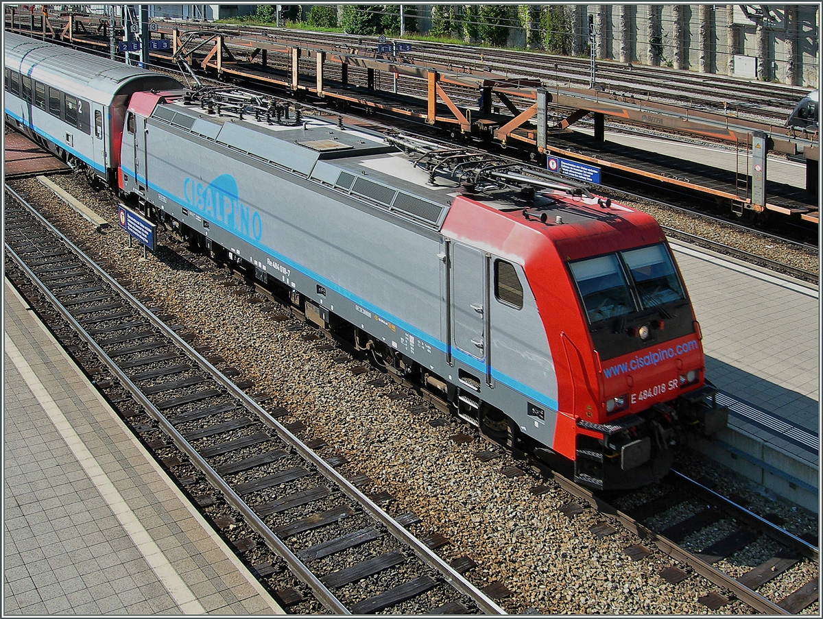 Die Re 484 018 mit eine CIS EC in Spiez.
11. Juli 2006