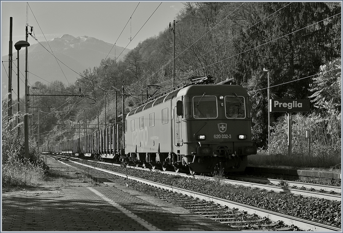 Die Re 620 032-3 mit einem G�terzug Richtung Norden bei der Durchfahrt in Preglia.
21. Nov. 2017